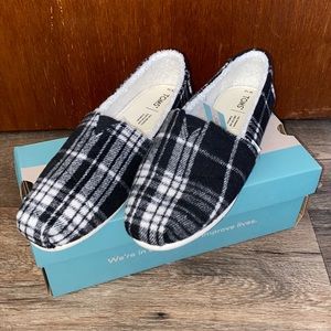 Brand new, toms faux fur lined